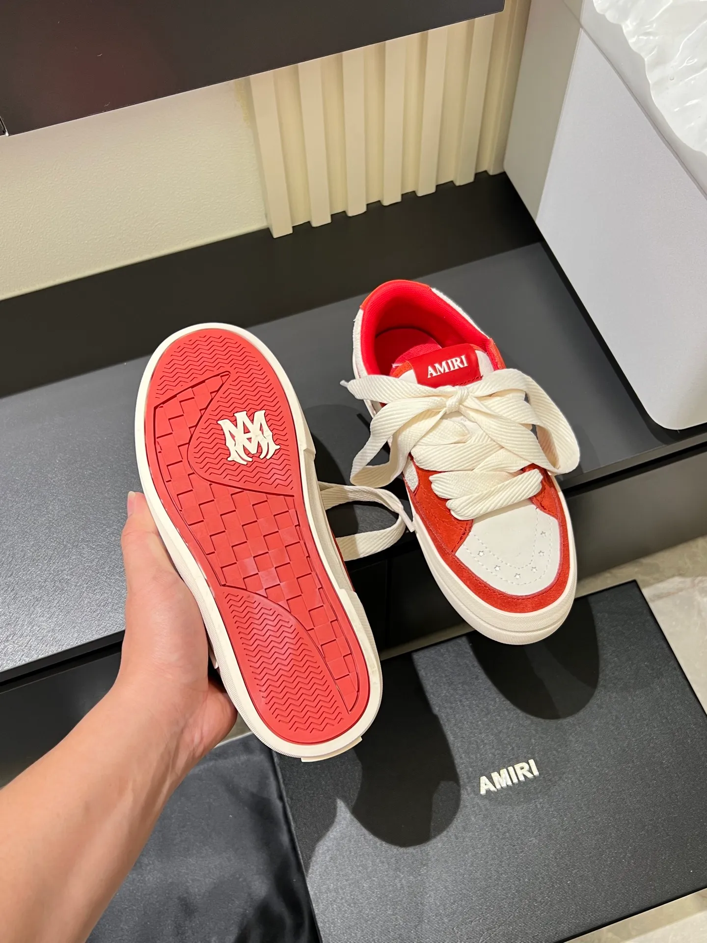 Men's shoes 💰p560 "AMIR*" new men's low-top casual sports sneakers bone shoes, another pair of irresistible bone shoes. Bone shoes are one of AMIRI's most popular items. Made of first-layer cowhide upper. The side bones are made of two cowhide laminations. It has a three-dimensional effect. The leather incisions are all oil-edged. Contrast color design. Simple style. Fashionable sports. Customized metal LOGO nameplate embellished with laces. Exclusive top-quality version. Supports contrast. Breathable mesh lining. The original rubber outsole is a must-have item for daily leisure. It is suitable for various occasions. If you pursue high quality, check it out. It is super cool on the feet and comes with a full set of original packaging! Size: 39-45!